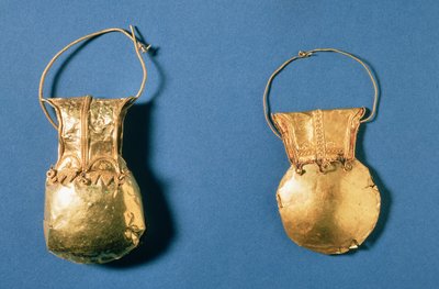 Bulla, amuleto indossato dai bambini romani liberi fino alla maturità, Ercolano, romano, I secolo da Roman